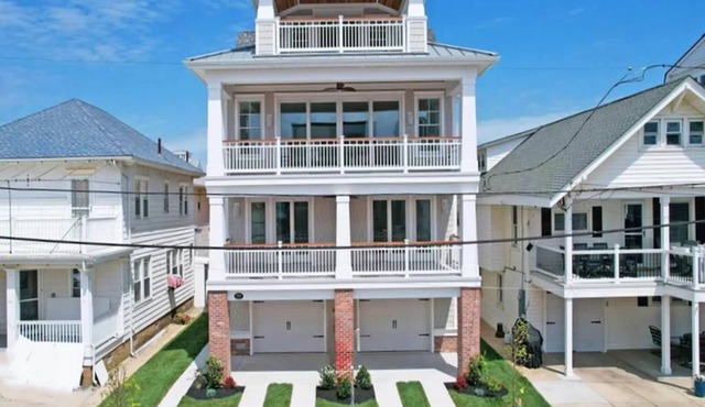 Luxury Newer Single Family Home Near North End Beach & Boardwalk Features 5BR, Elevator, Sleeps 14