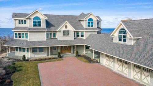 Luxury On The Bay