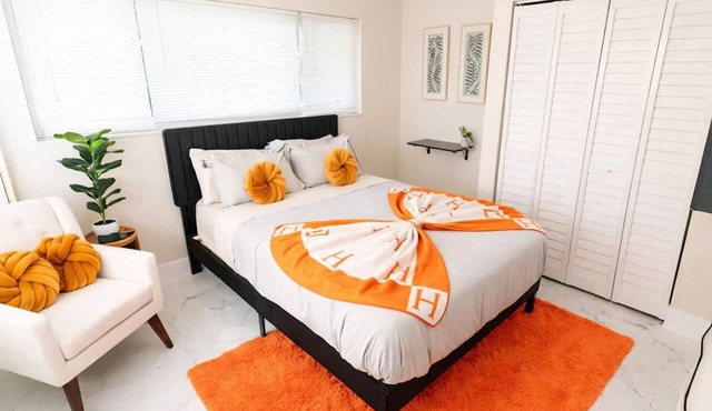 Luxury Pool Retreat Near Hard Rock Sleeps 10