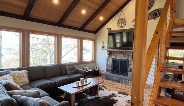 Luxury Ski-in/Ski-out Chalet with Mountain Views at Wintergreen Resort