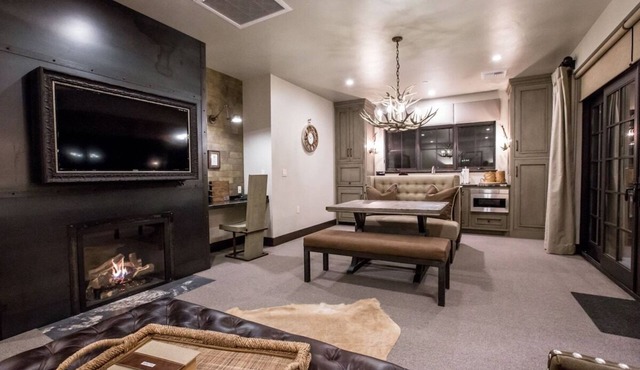 Luxury Suite 206, Downtown Whitefish!