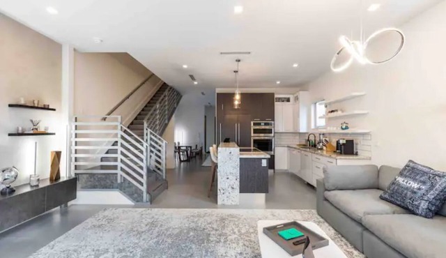 Luxury Townhouse with Pool and Gated Parking
