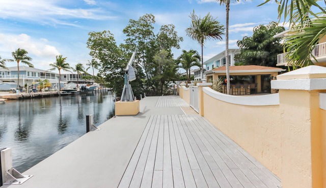 Luxury Water Front Home, Private Pool, Spa, Tiki Bar, 75' Foot Dock with Kayaks