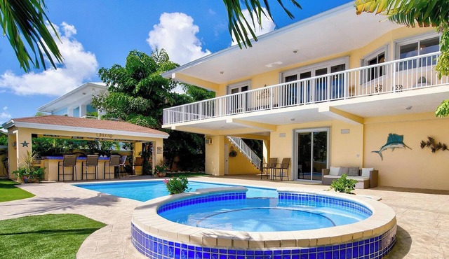 Luxury Water Front Home, Private Pool, Spa, Tiki Bar, 37' Foot Dock with Kayaks