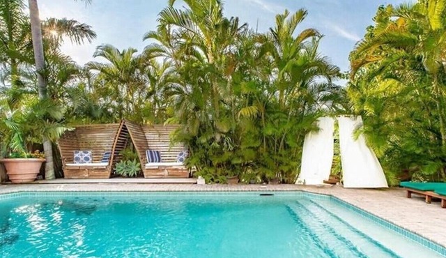 Luxury Waterfront bungalow off Las Olas with private pool and 50 foot dock