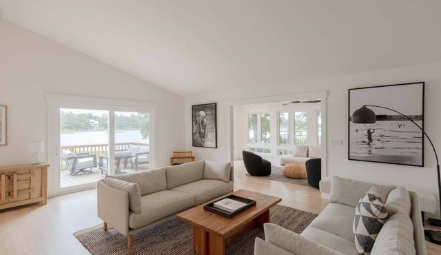 Luxury Waterfront Cottage with Panoramic Waterway Views