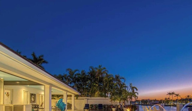 LVS Villa Coastal Hideaway Intracoastal Front Luxury, Private Dock, Heated Pool & Spa, 5-Min Walk to Beach