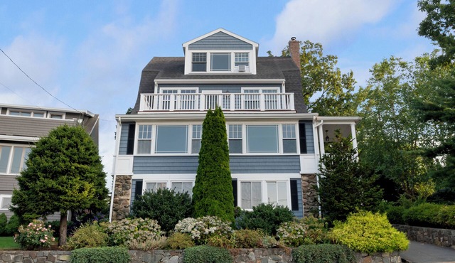 Magnificent Ocean View; Walk to beaches and town