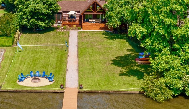Main Lake View, Flat Lot, Hot Tub, Kayaks, Fire Pit & More!