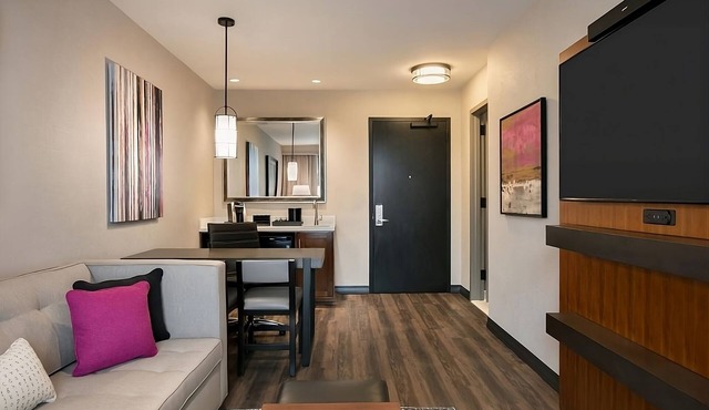Make Your Trip More Enjoyable! Pool, Parking, Pets Allowed, Free Breakfast!