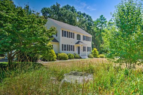 Marion Home w/Private Deck < 1 Mi From Beach