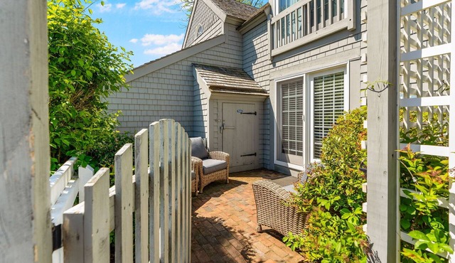 Maushop Village, 2-bedroom, 1.5 baths, Sleeps 4, A/C, patios & private beach