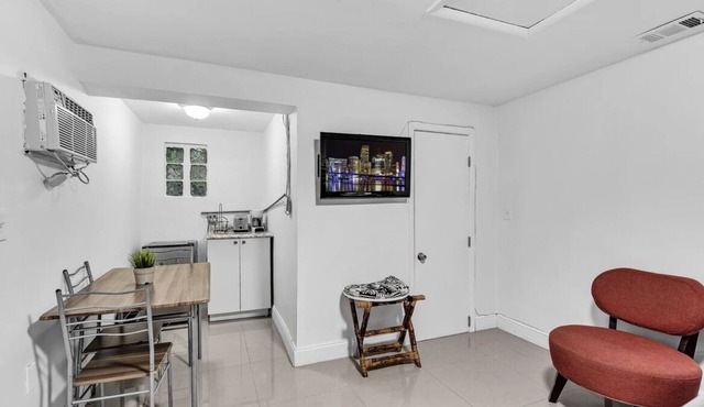 MIAMI MAGIC PRIVATE SUITE PERFECT FOR A COUPLE OR 3 FRIENDS