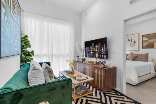 Miami Magic Vibrant 2 Bedroom with Free Parking