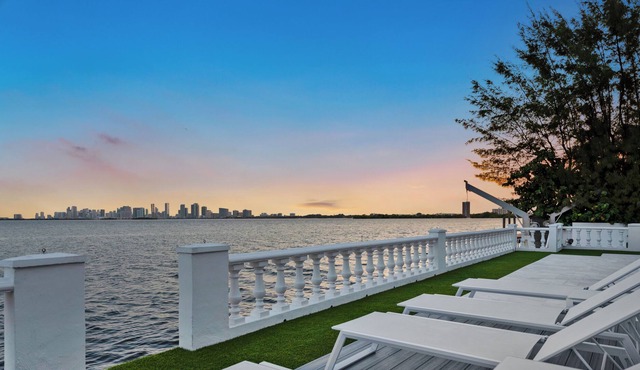 Miami Oceanfront 5 bedroms Hottub stunning view. 30 day min