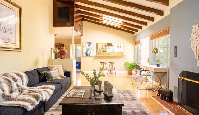 Mid-Century Getaway In The Foothills