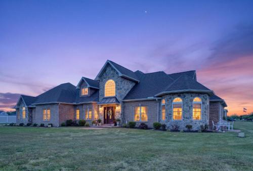 Milford Quiet Coastal Retreat 3BR Sleeps 8 home