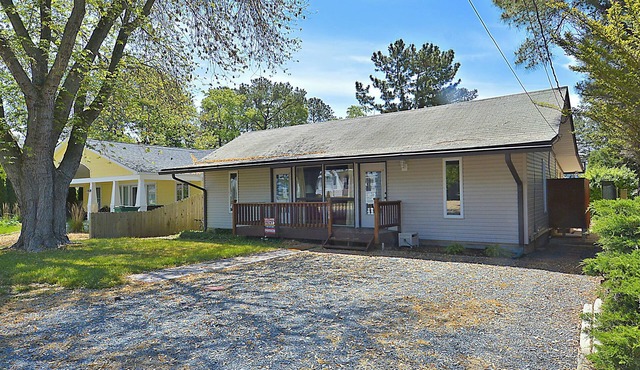 MINI-WEEKS AVAILABLE! REHOBOTH BY THE SEA/LINENS INCLUDED! 1.5 BLOCKS TO BEACH/WIFI/GRILL/WASHER&DRYER This 3 BR, 2 BA cottage is nestled in popular Rehoboth by the Sea.