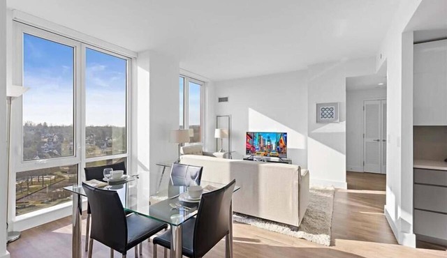 Modern 2BR in Downtown| Clubhouse + Gym | Parking