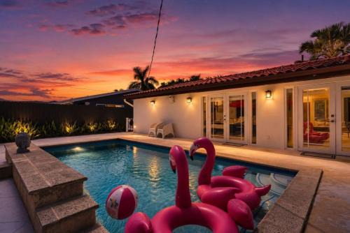 Modern 4BR -Stunning Pool - Parking - BBQ Grill - Crib