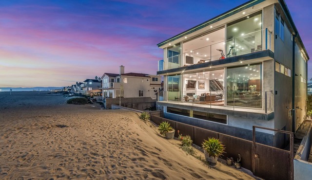 Modern Beach Front architectural home-3 king beds- family friendly beach