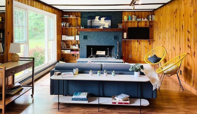 Modern Catskills Oasis w Pool and Bar Hall