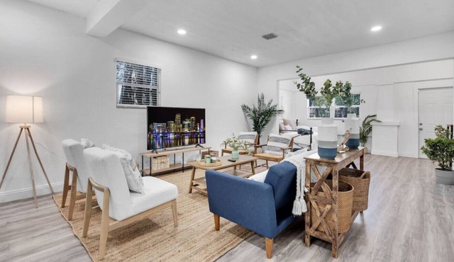 Modern & Cozy 5BD Home near Design District & SoBe