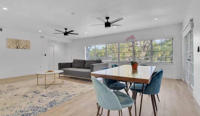 Modern & Fashionable 4BD Apt w/ Pool and Garden