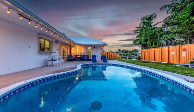 Modern Heated Pool Sand Ocean access Firepit BBQ