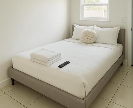 Modern Home - Termpurpedic Queen bed, Laundry, Free Parkging, EV Tesla