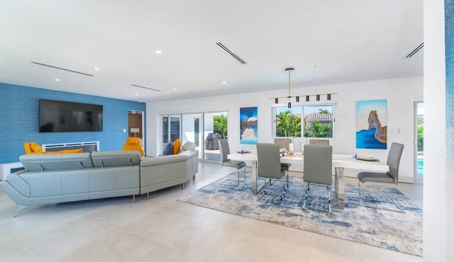 Modern Oasis With Heated Pool Quick Drive To Beach