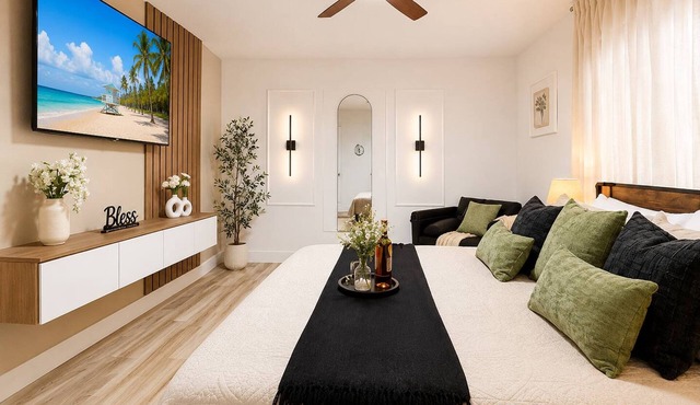 Modern Suite | King Bed | Free Parking