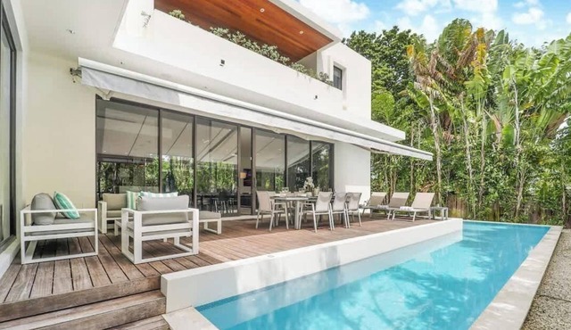 Modern Villa heated Pool gated Island