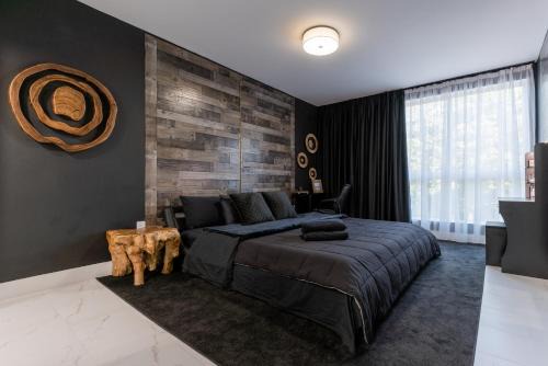 MONROE APART HOTEl