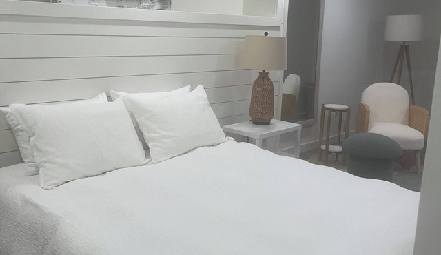MV Modern Queen 1BR and Qu. sofa bed private bedroom apartment sleeps 4 to 6