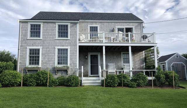 Nantucket Gem - Private Setting/Edge of Town/1 mile to beach and town