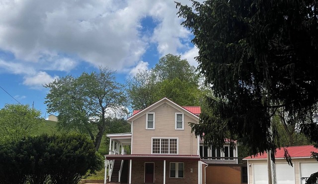 Need room?! We got you! Country Home on a private drive