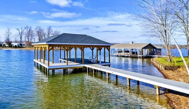 NEW 6BR Lakefront Lake Anna Cove, Dock, Deck, Fun!
