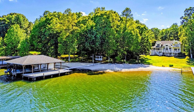 NEW 7BR Lakefront Lake Anna, Beach, Dock, Hot Tub