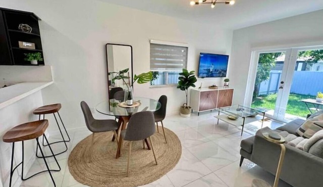 NEW BUILD! Luxury 3 Bedroom/2 Bathroom Private Clean Home - MIAMI☀️🏝