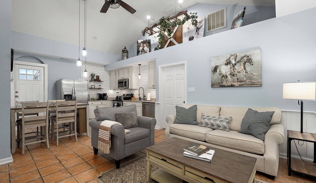 NEW! Cozy Cottage Mins to Beach! Hammock & Grill