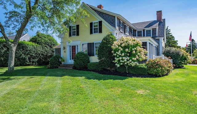 NEW! Exquisite 4BD-Central AC, Screen Porch, Pool, Pool House, Near Saquatucket Harbor