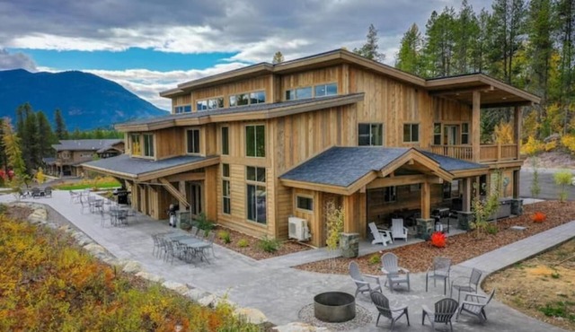 New luxe townhouse mins to GNP! Spa! Game room!