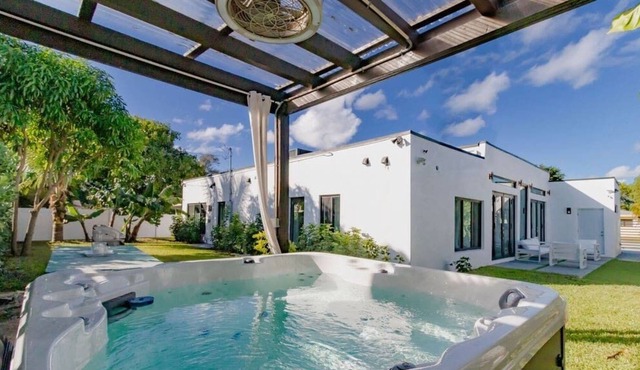 NEW Luxe Villa | Modern Decoration w/Hot Tub