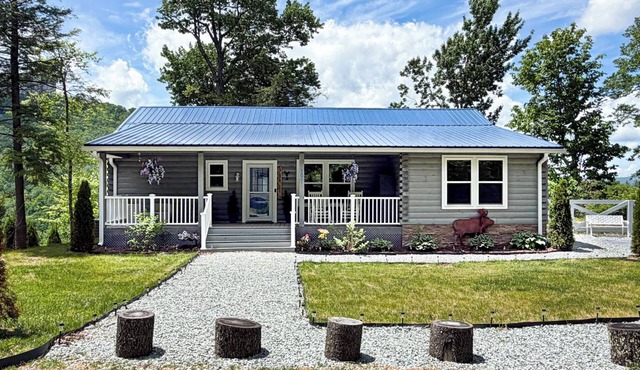 New Luxurious Mountain Escape with Spa & Views
