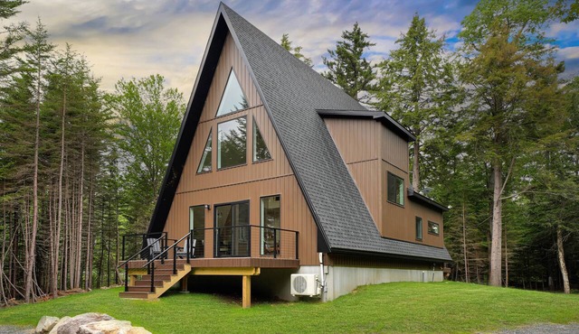 New Luxury A-Frame Cabin, 10 Min from Old Forge with Hot tub