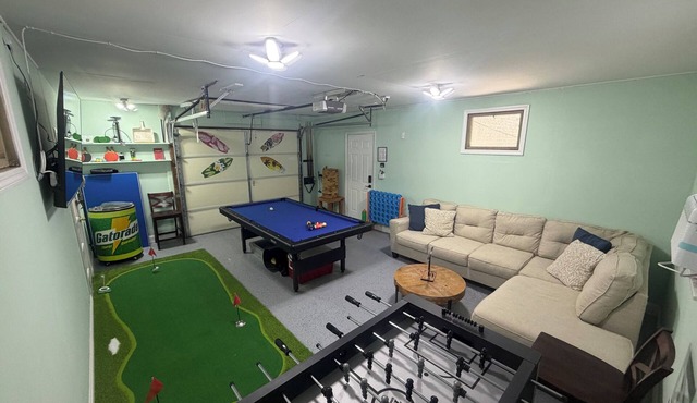 New Reno! 5 min walk to beach, Garage Arcade! 3 bedroom/4 bed/2 bath. Must see!