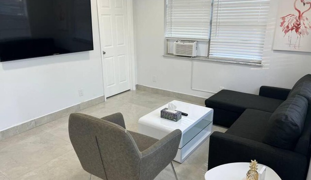 New Stylish One Bedroom Close to Beach and Hard Rock #21-A