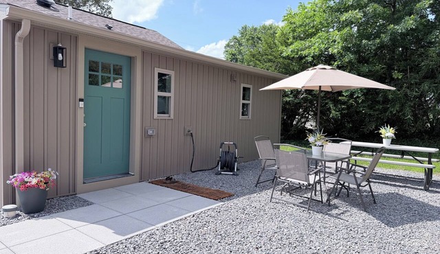 Newly remodeled, family-friendly 2-bed home conveniently located near shopping.