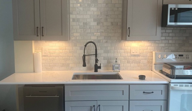 Newly renovated 2BR townhome walking distance to the beach, restaurants & shops